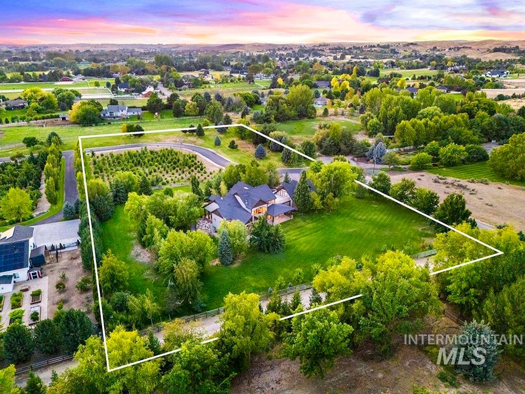 Photo of 3598 N Timber Ridge Ln, Eagle, ID 83616 (MLS # 98972210)