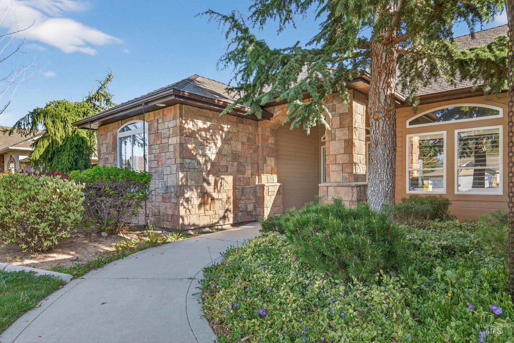 Photo of 2606 N Waggle Place, Meridian, ID 83646 (MLS # 98982790)