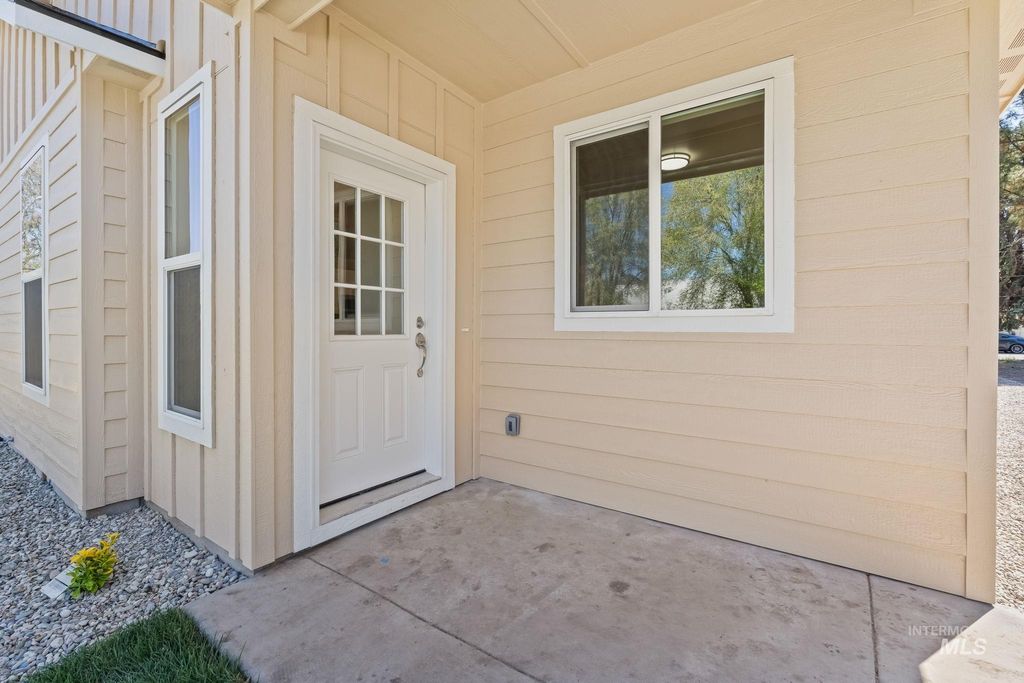 Photo of 780 S 3rd W "b" St, Mountain Home, ID 83686 (MLS # 98971100)