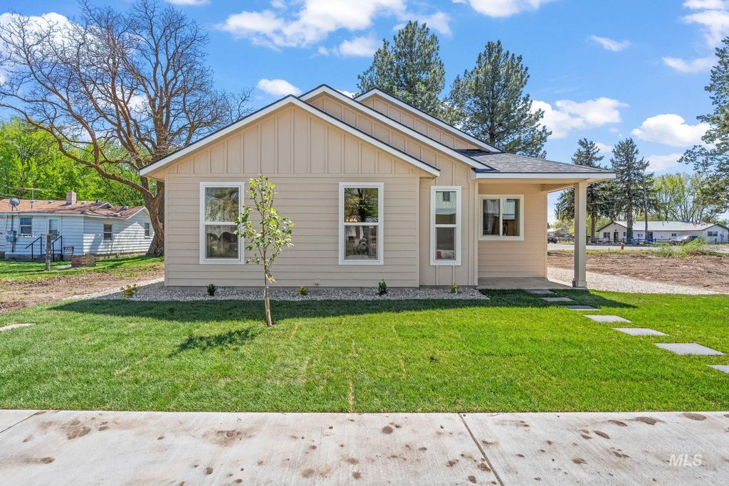 Photo of 780 S 3rd W "b" St, Mountain Home, ID 83686 (MLS # 98971100)