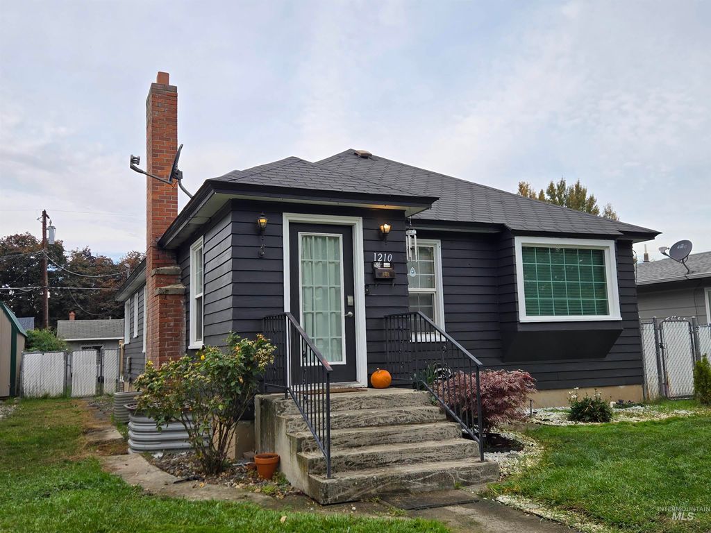 Photo of 1210 10th St, Lewiston, ID 83501 (MLS # 98965757)