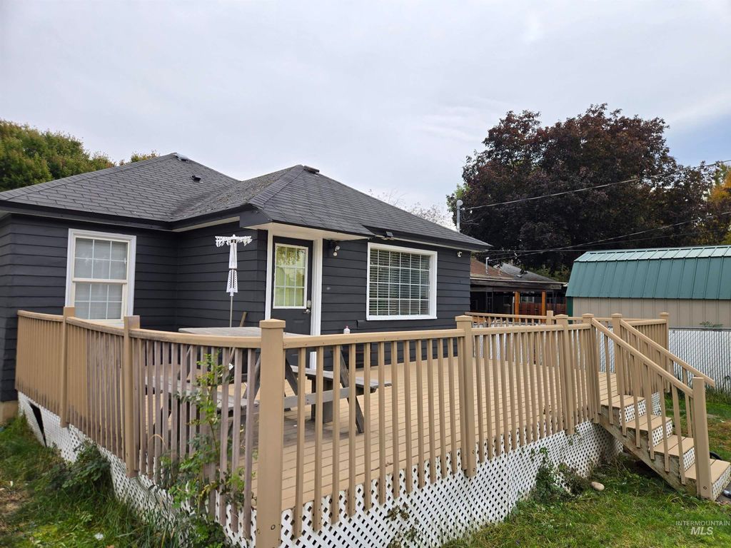 Photo of 1210 10th St, Lewiston, ID 83501 (MLS # 98965757)