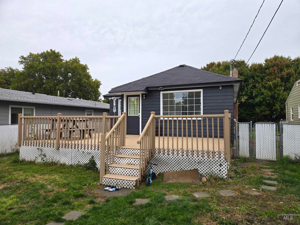 Photo of 1210 10th St, Lewiston, ID 83501 (MLS # 98965757)