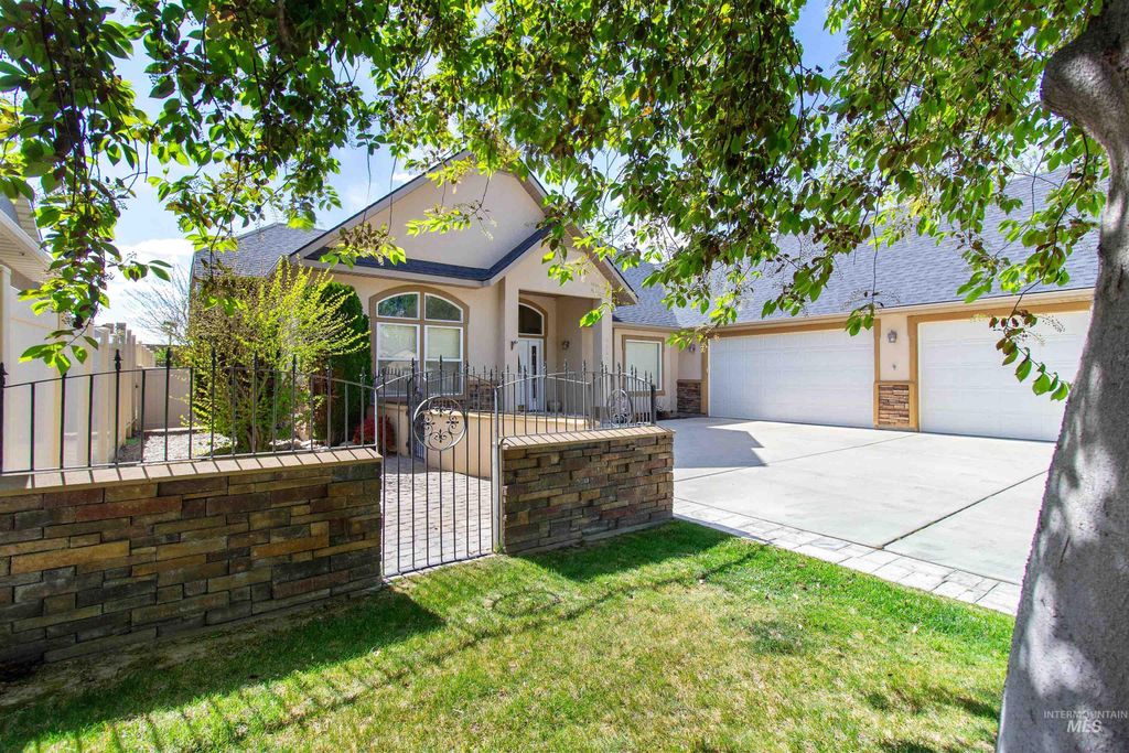 Photo of 1861 Canyon Park Ct, Twin Falls, ID 83301 (MLS # 98984261)