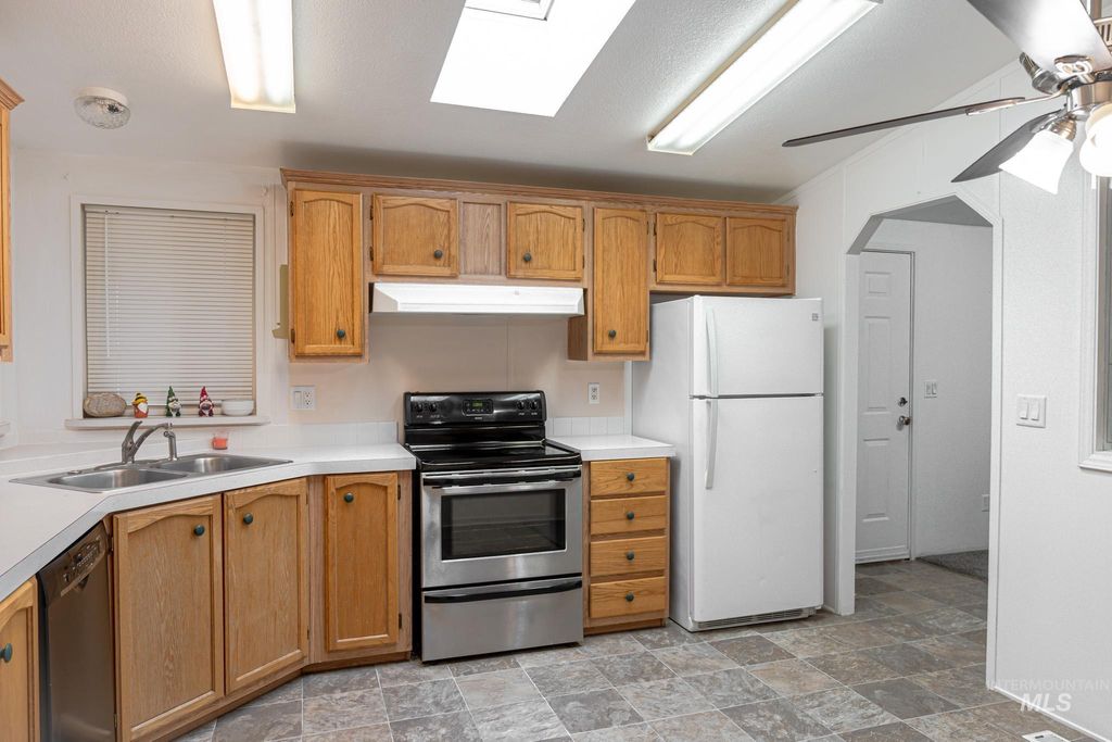 Photo of 629 15th St, Vale, OR 97918 (MLS # 98970192)