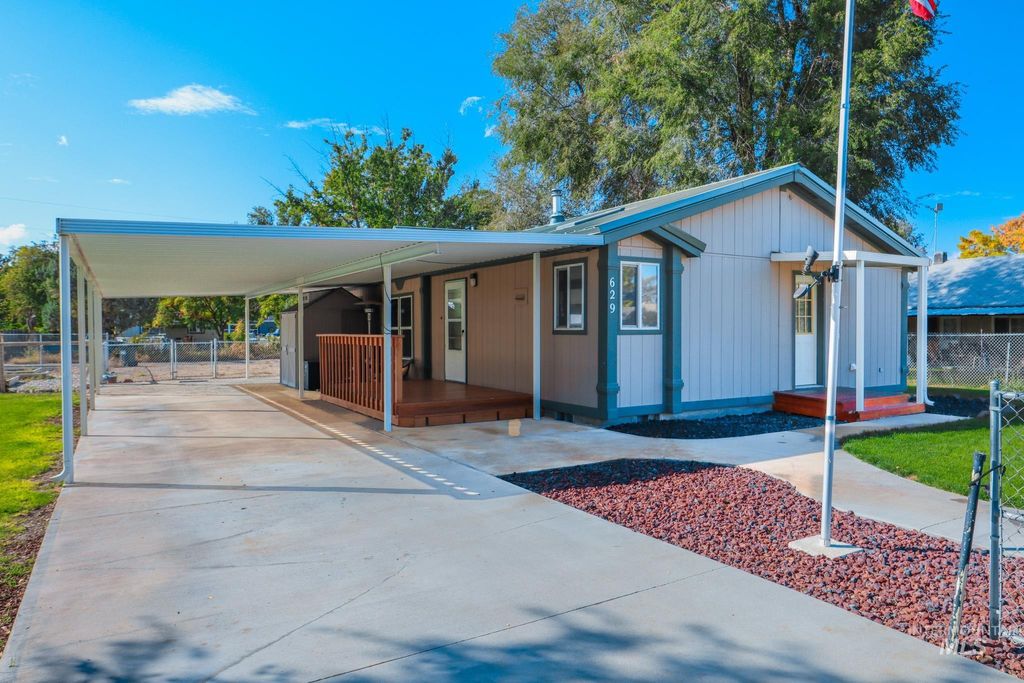 Photo of 629 15th St, Vale, OR 97918 (MLS # 98970192)