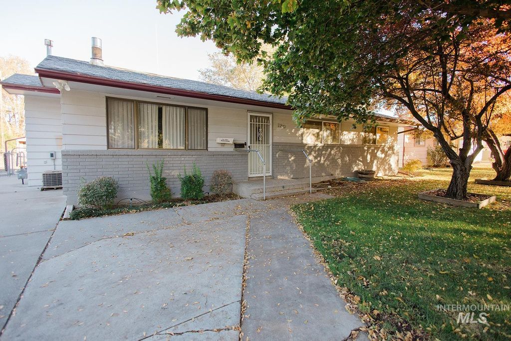 Photo of 120 S 11th East, Mountain Home, ID 83647 (MLS # 98969422)