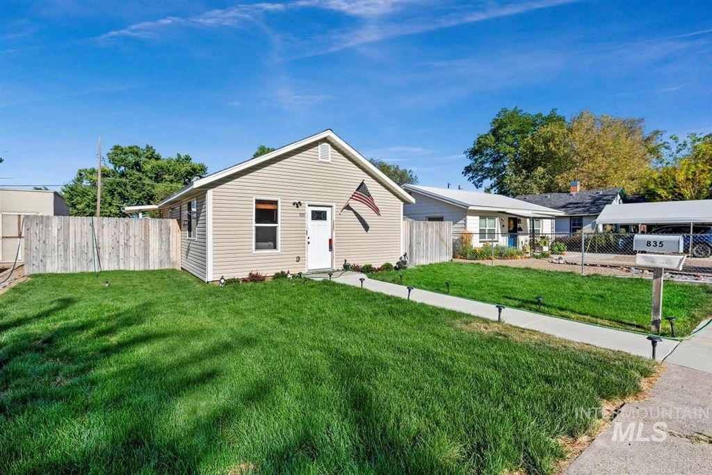Photo of 835 N 8th E, Mountain Home, ID 83647 (MLS # 98959176)