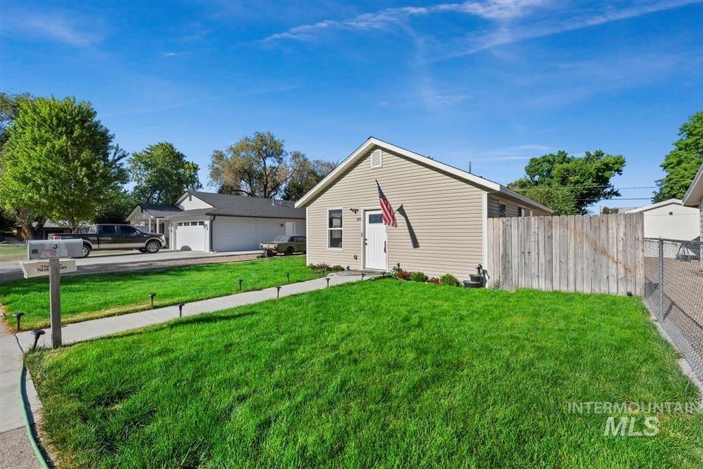 Photo of 835 N 8th E, Mountain Home, ID 83647 (MLS # 98959176)