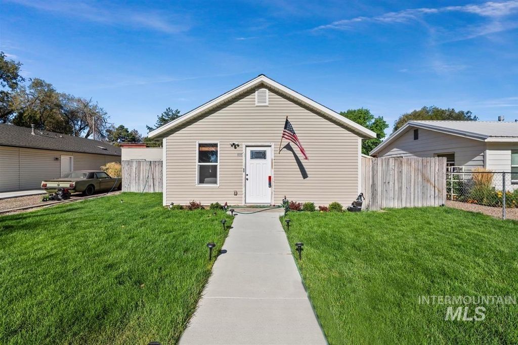 Photo of 835 N 8th E, Mountain Home, ID 83647 (MLS # 98959176)