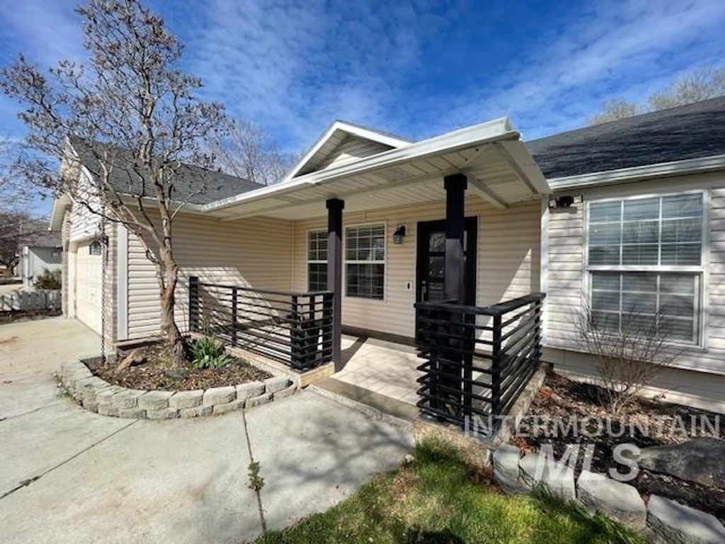 Photo of 9824 W Irving St, Boise, ID 83704 (MLS # 98978634)