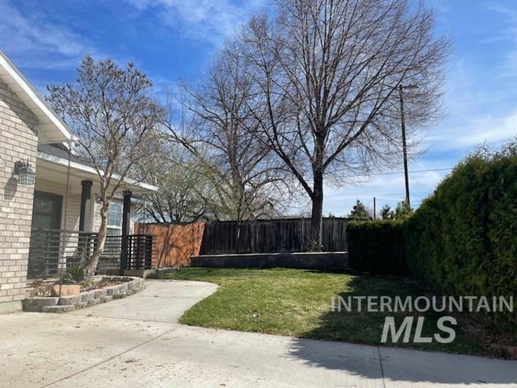 Photo of 9824 W Irving St, Boise, ID 83704 (MLS # 98978634)