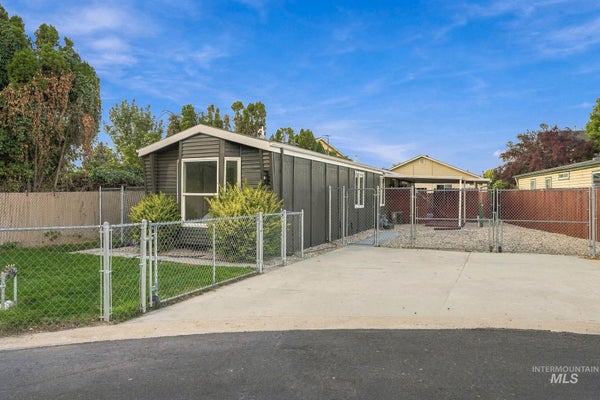 10128 W GREENLEAF LN, BOISE, ID 83704 - Image 1dfe4ef63eee2e0e4107ebff784e44e3/3294966156