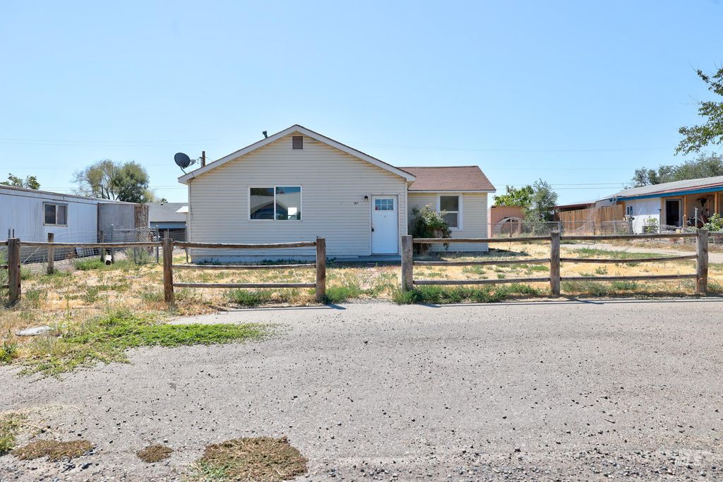 Photo of 167 W 3rd Ave, Glenns Ferry, ID 83623 (MLS # 98958597)