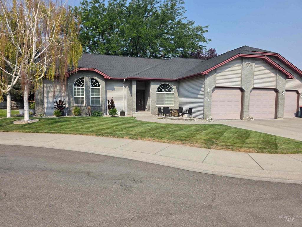 Photo of 1041 Warm Springs Pl, Twin Falls, ID 83301 (MLS # 98995624)