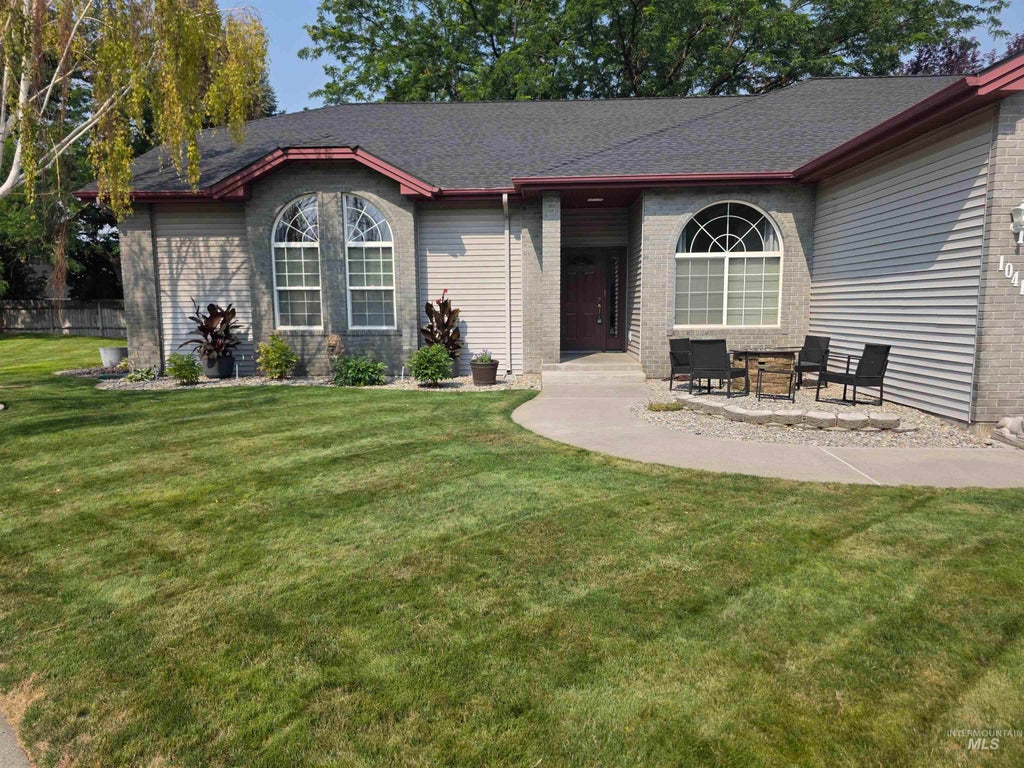 Photo of 1041 Warm Springs Pl, Twin Falls, ID 83301 (MLS # 98995624)