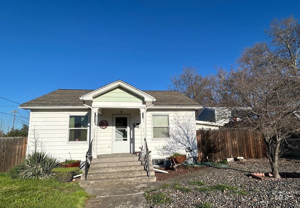 Photo of 1219 14th St, Lewiston, ID 83501 (MLS # 98980022)