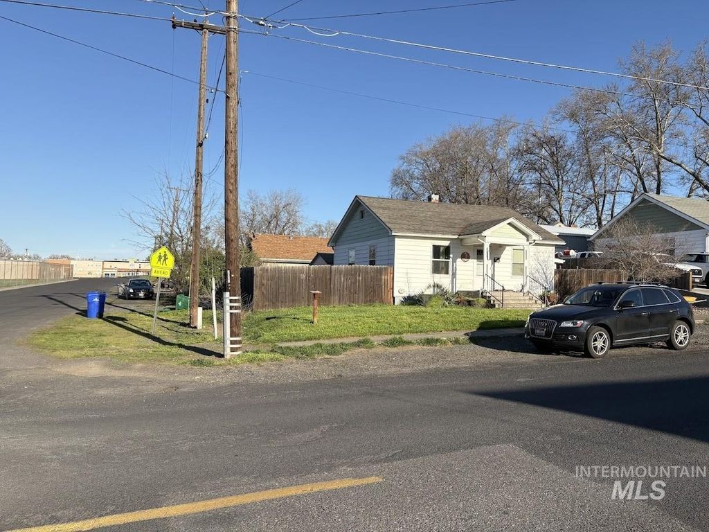 Photo of 1219 14th St, Lewiston, ID 83501 (MLS # 98980022)