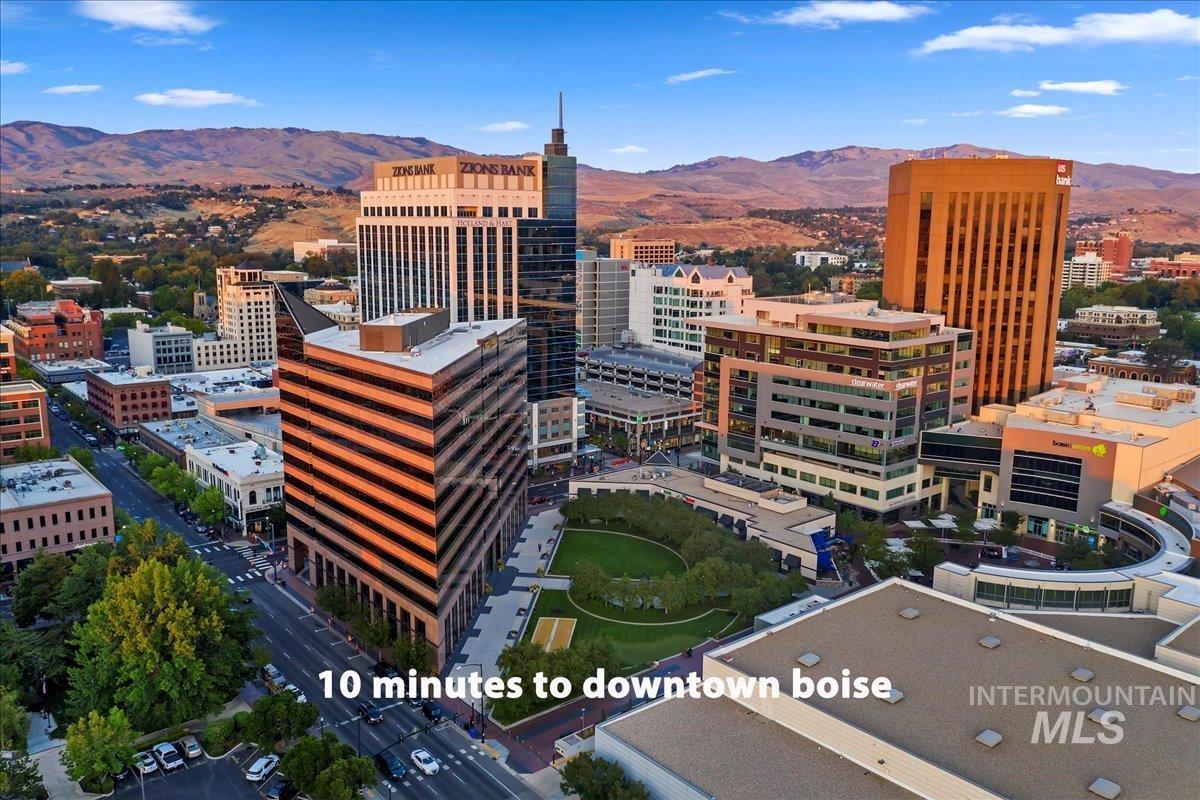 City view featuring a mountain backdrop