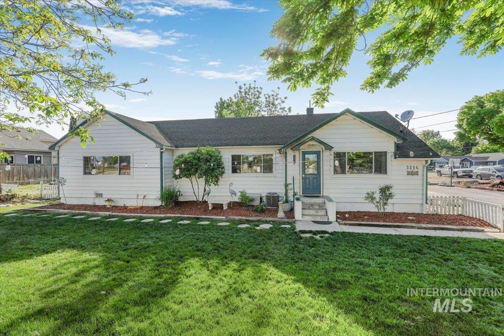 Photo of 3216 S 10th Ave, Caldwell, ID 83605 (MLS # 98985679)
