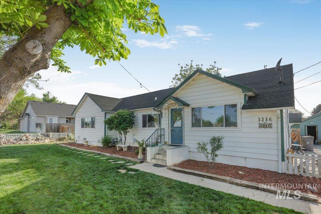 Photo of 3216 S 10th Ave, Caldwell, ID 83605 (MLS # 98985679)