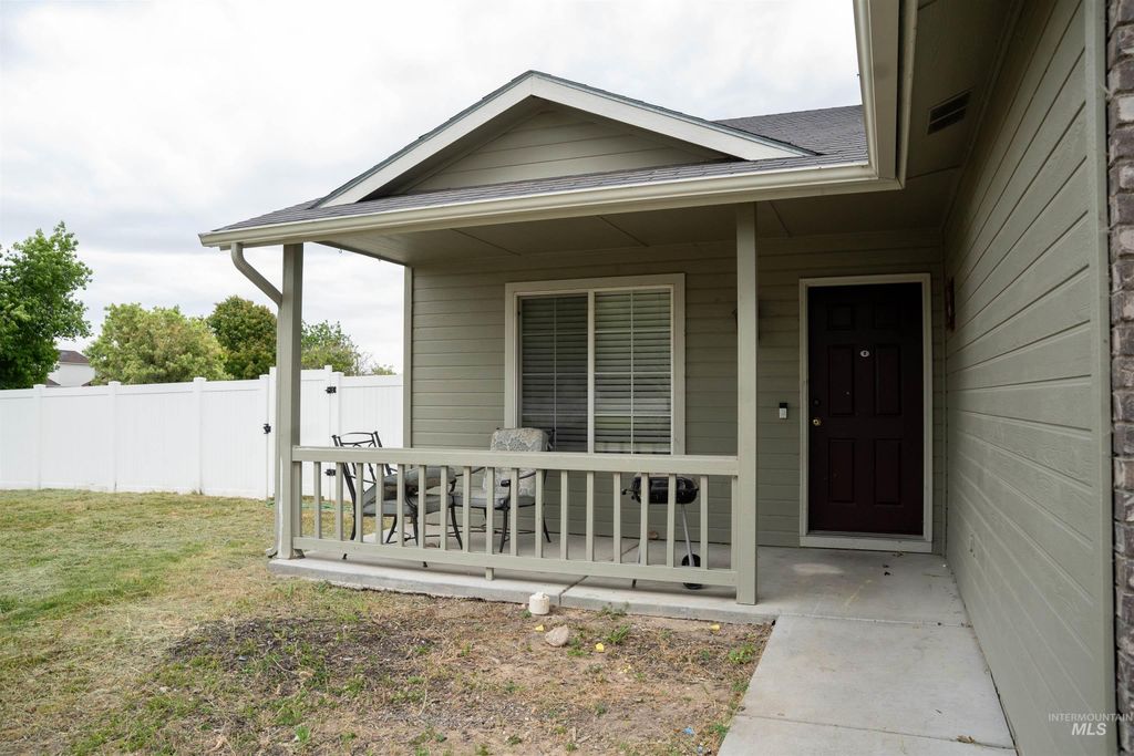 Photo of 1607 W Edwards Ave, Nampa, ID 83686 (MLS # 98987817)