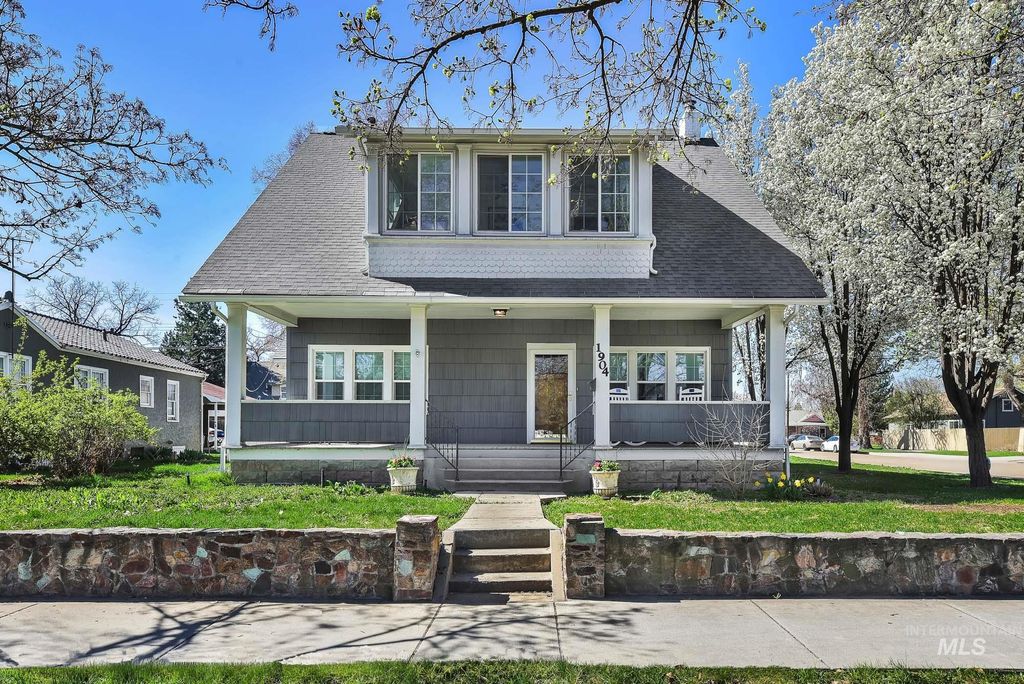 Photo of 1904 Blaine St, Caldwell, ID 83605 (MLS # 98980951)
