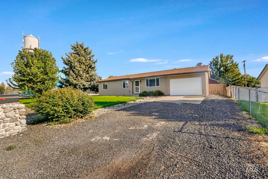 Photo of 501 4th Ave W, Wendell, ID 83355 (MLS # 98959950)