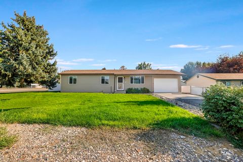 Photo of 501 4th Ave W, Wendell, ID 83355 (MLS # 98959950)