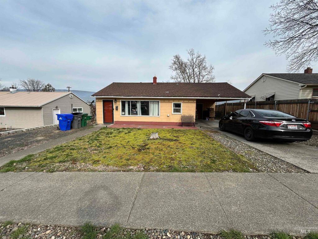 Photo of 2613 9th Ave, Lewiston, ID 83501 (MLS # 98976538)