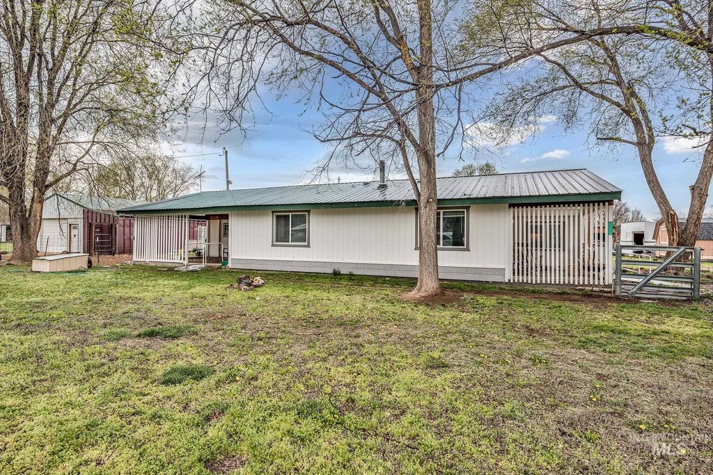 Photo of 3315 NW 7th Ave, Ontario, OR 97914 (MLS # 98980189)