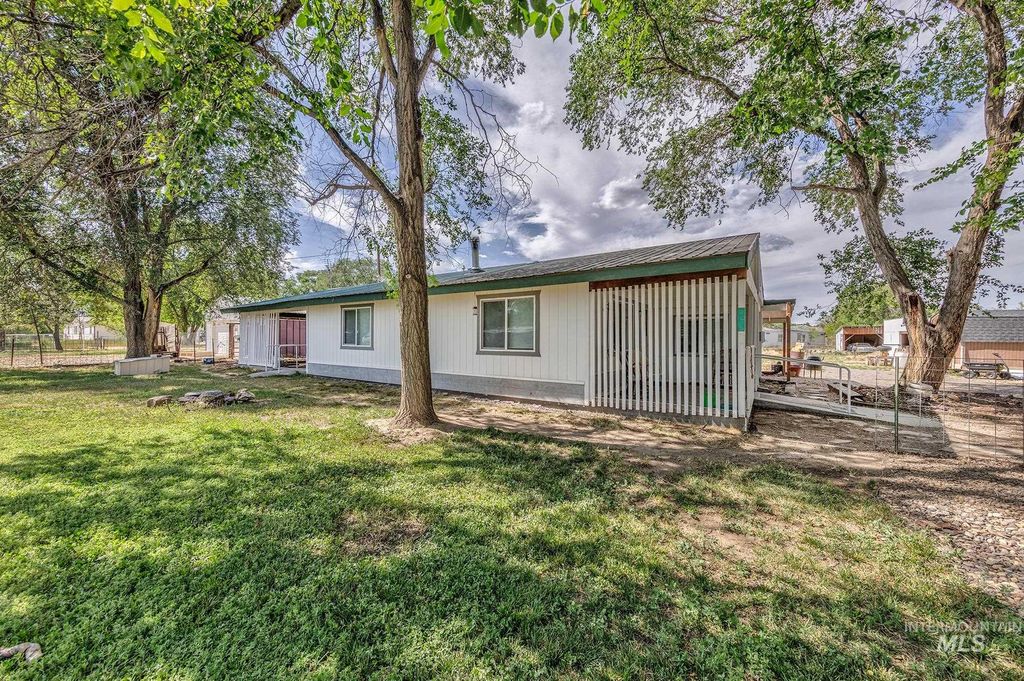 Photo of 3315 NW 7th Ave, Ontario, OR 97914 (MLS # 98980189)