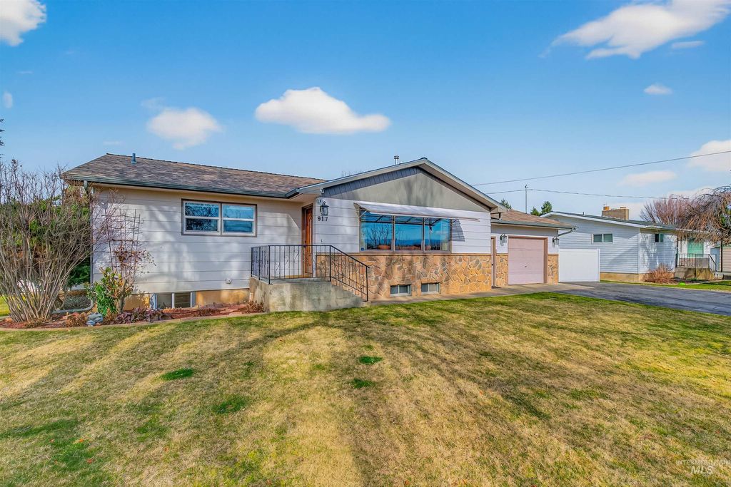 Photo of 917 Cedar Avenue, Lewiston, ID 83501 (MLS # 98975331)