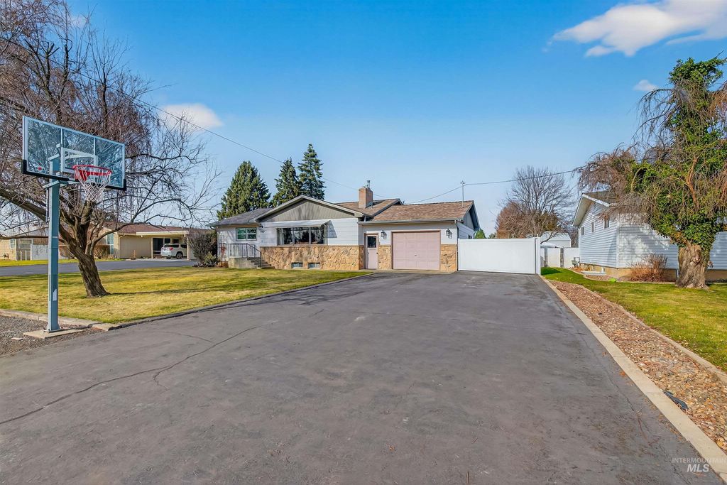 Photo of 917 Cedar Avenue, Lewiston, ID 83501 (MLS # 98975331)