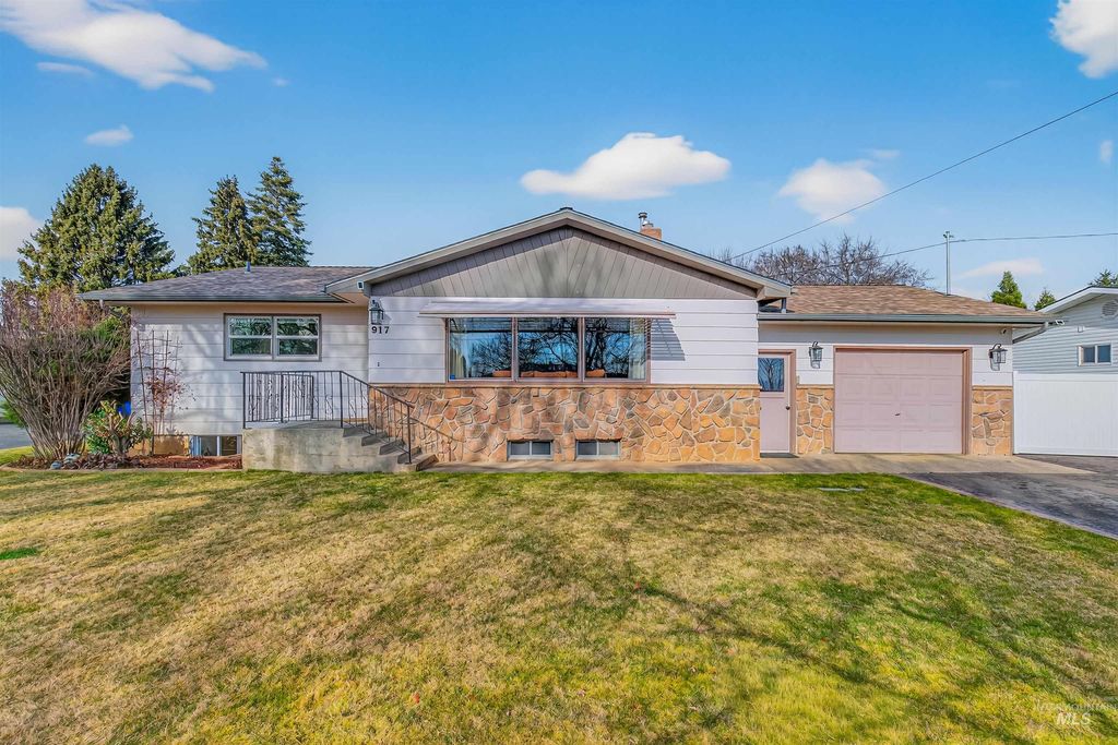 Photo of 917 Cedar Avenue, Lewiston, ID 83501 (MLS # 98975331)