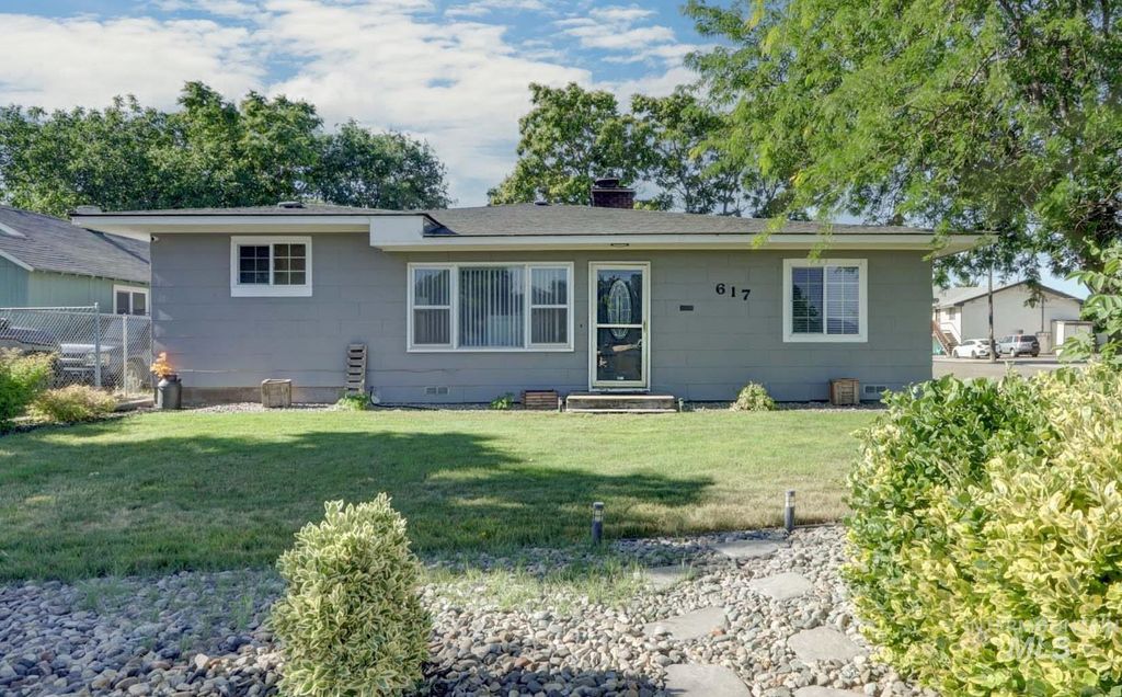 Photo of 617 Park Ave, Nyssa, OR 97913 (MLS # 98954393)