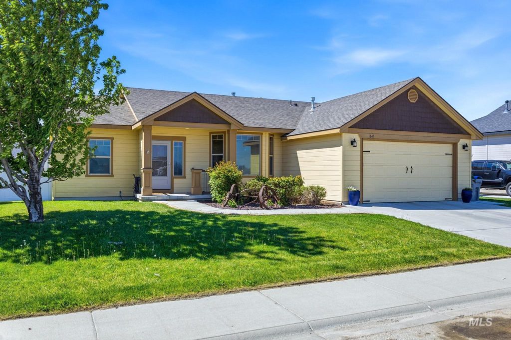 Photo of 1045 12th South, Mountain Home, ID 83647 (MLS # 98986045)