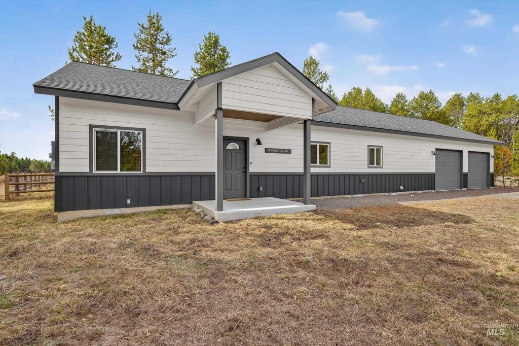 Photo of 29 Grand Fir Drive, Donnelly, ID 83615 (MLS # 98979494)