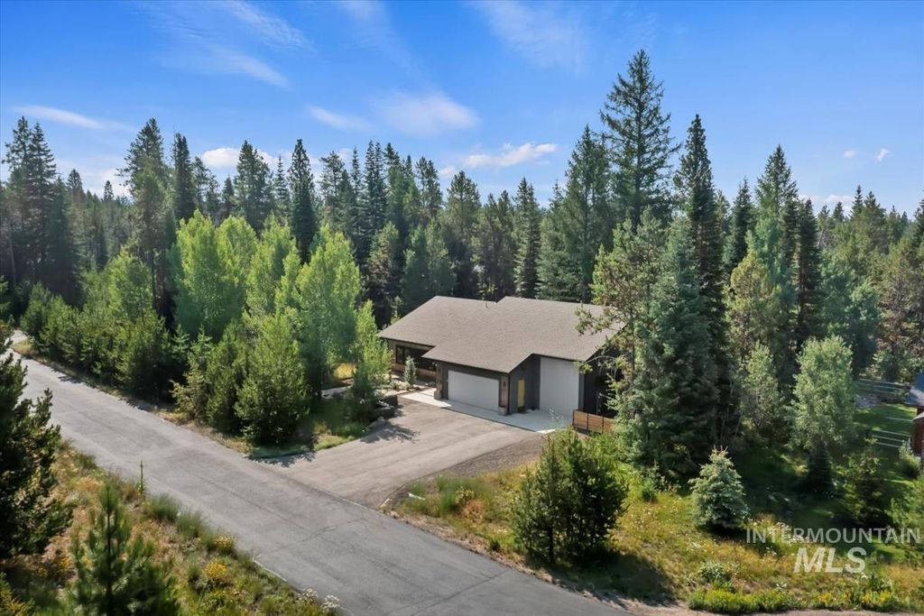 Photo of 13 Cross Country Ct, Donnelly, ID 83615 (MLS # 98956087)