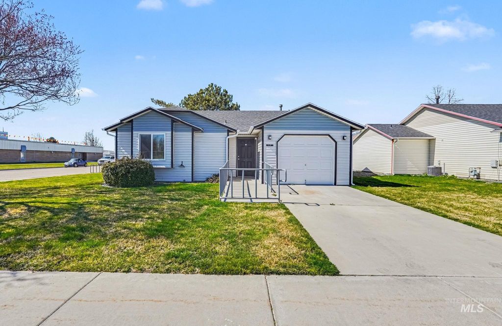 Photo of 17 S Benewah Dr, Nampa, ID 83651 (MLS # 98977589)