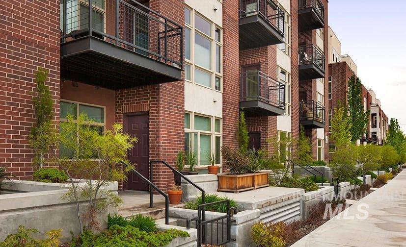View of apartment building / complex
