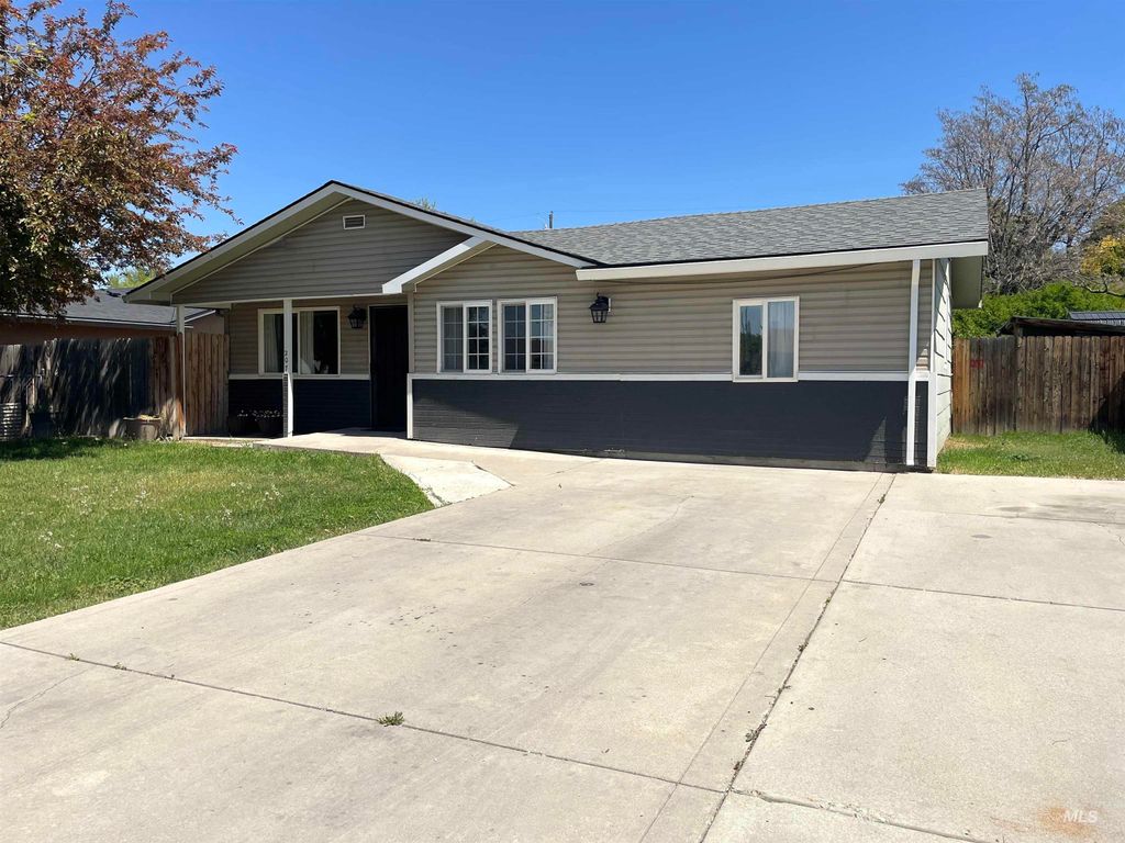 Photo of 207 E Omaha St, Caldwell, ID 83605 (MLS # 98984709)