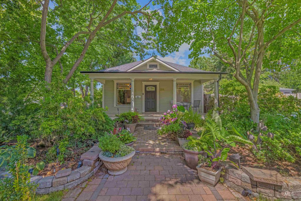 Photo of 301 16th Ave, Lewiston, ID 83501 (MLS # 98954710)