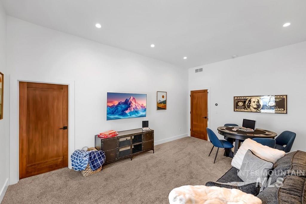 Bonus room or 4th bedroom