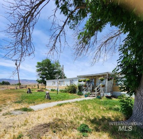 Photo of 2712 13th Avenue, Vale, OR 97909 (MLS # 98977353)