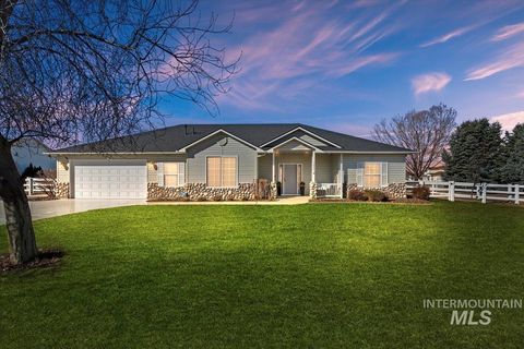 Photo of 7825 S Chisum Way, Meridian, ID 83642 (MLS # 98937918)