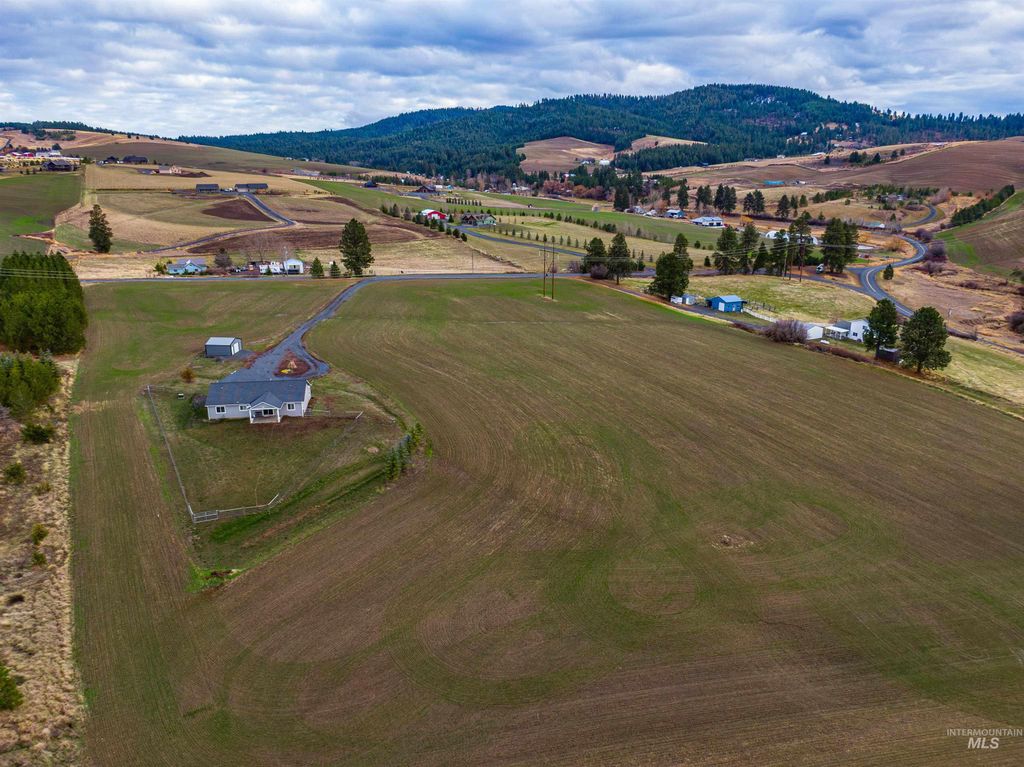 Photo of 1009 Chaney Rd, Viola, ID 83872 (MLS # 98970367)