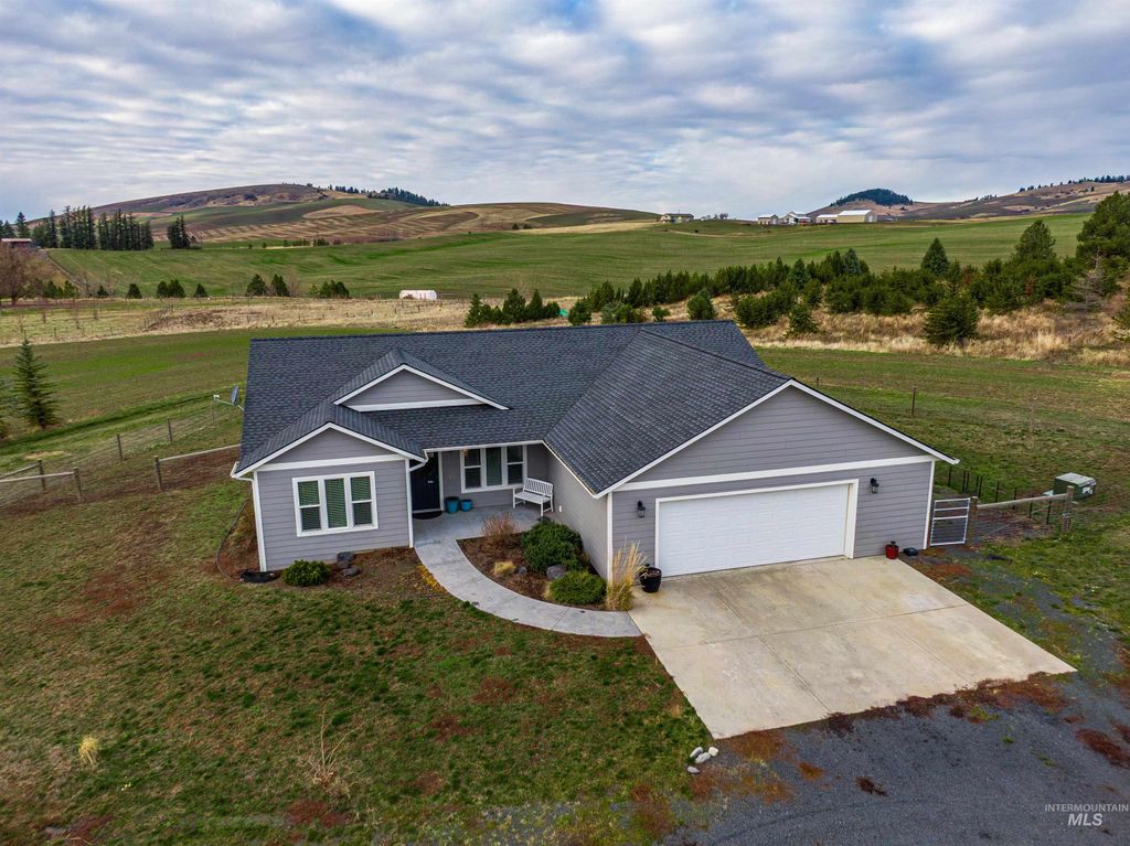 Photo of 1009 Chaney Rd, Viola, ID 83872 (MLS # 98970367)