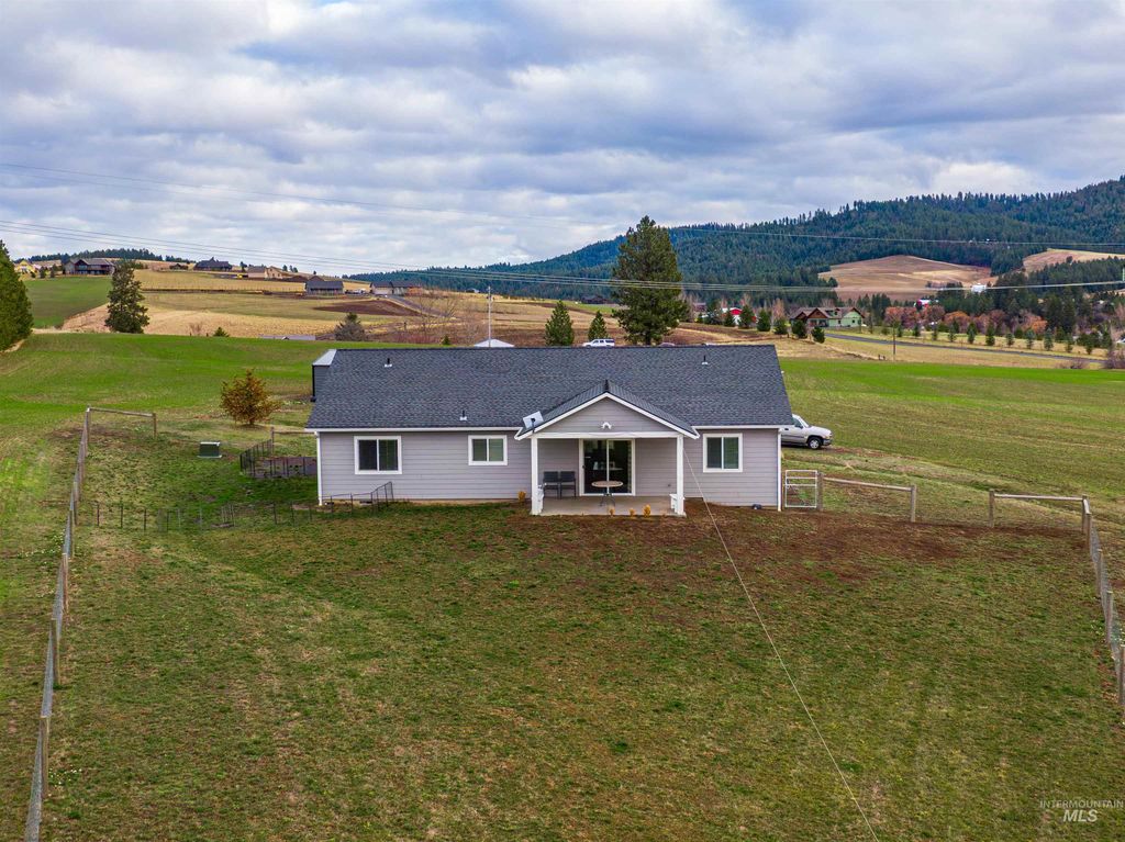 Photo of 1009 Chaney Rd, Viola, ID 83872 (MLS # 98970367)
