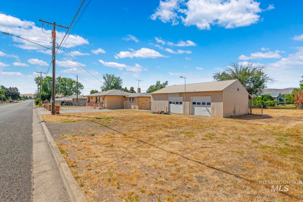 Photo of 1876 6th Ave, Clarkston, WA 99403 (MLS # 98990969)